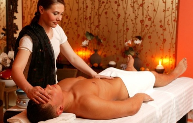 Мужчина делает эротический массаж женщине по её просьбе